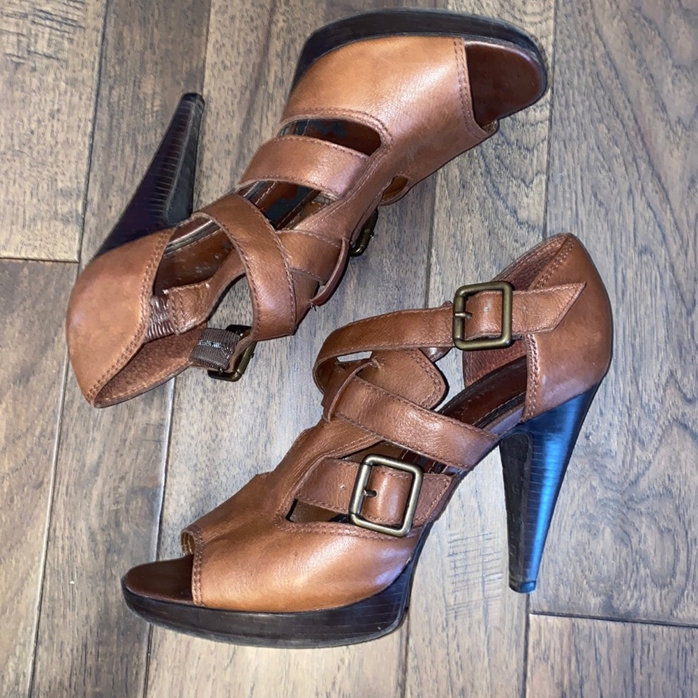 Gianni Bini brown leather heels